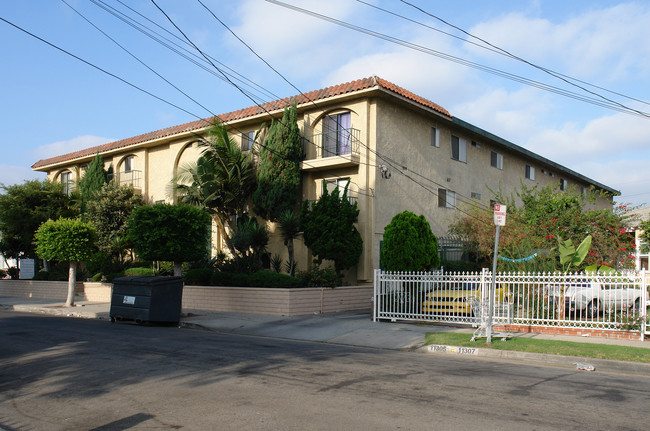 11311 Firmona Ave in Inglewood, CA - Foto de edificio - Building Photo