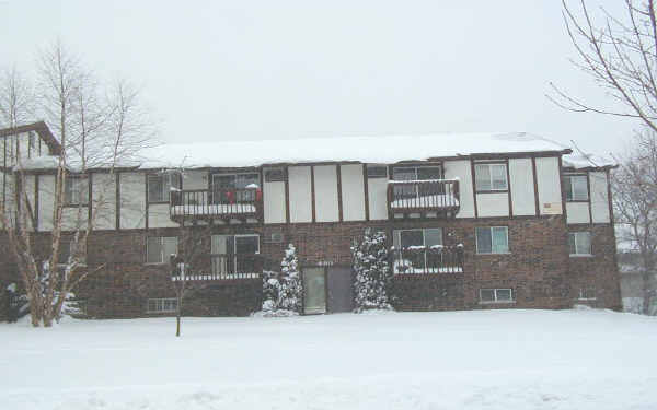 Buckingham Court in Crystal Lake, IL - Foto de edificio - Building Photo