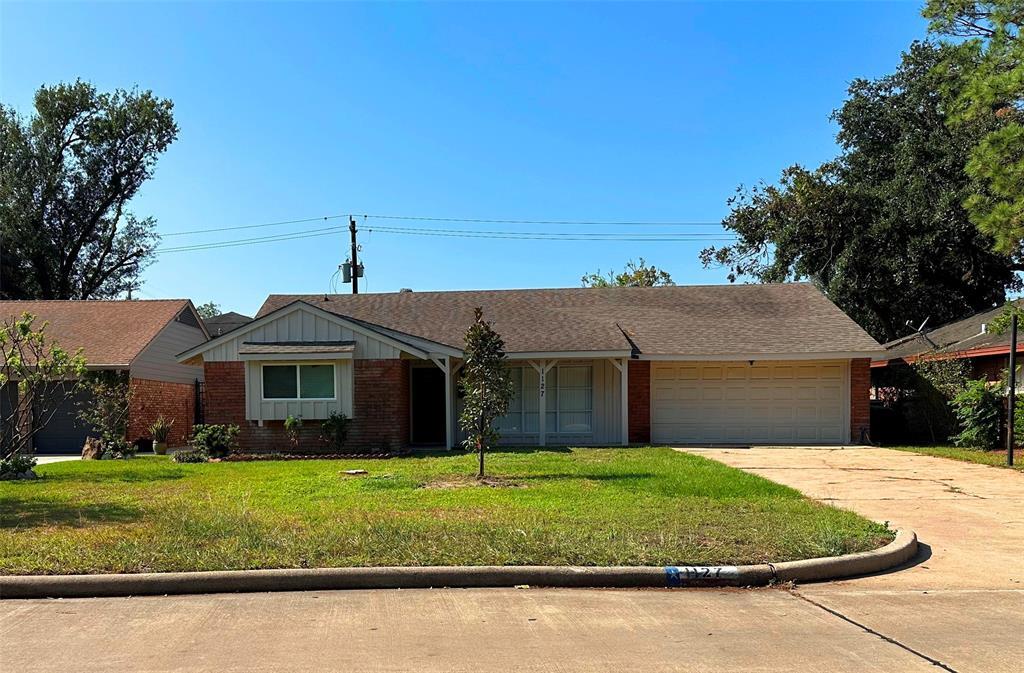 1127 Wisterwood Dr in Houston, TX - Building Photo