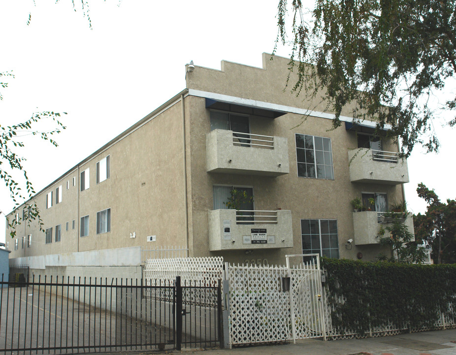 La Hacienda Courtyard Terrace Apartments in Los Angeles, CA - Foto de edificio