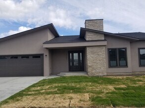 8305 Annalisa Ln in Yakima, WA - Foto de edificio - Building Photo