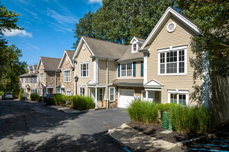 Patriot Village Apartments in Summit, NJ - Foto de edificio - Building Photo