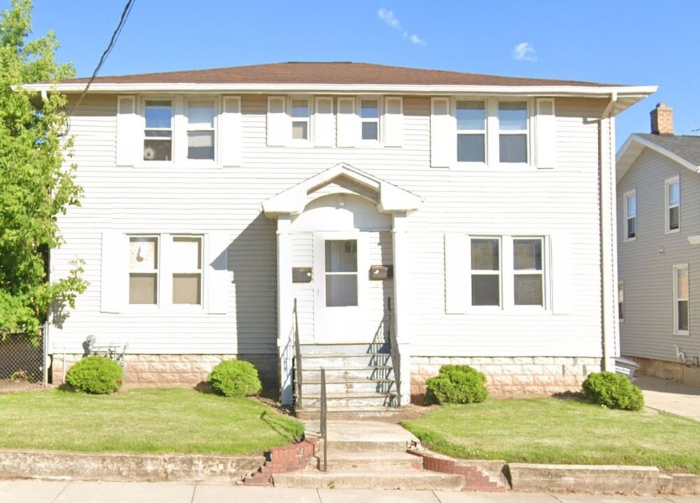 306 Dawes St in Oshkosh, WI - Building Photo