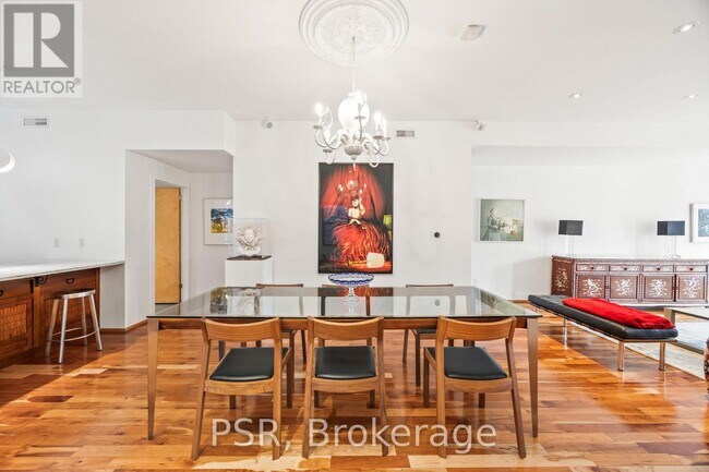 2068 Dundas St W in Toronto, ON - Building Photo - Building Photo