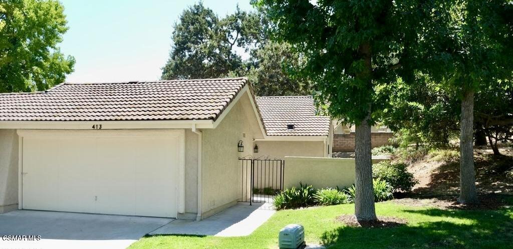 413 Vista Dorado Ln in Oak Park, CA - Building Photo