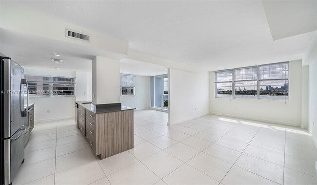 910 West Ave, Unit 0339 in Miami Beach, FL - Building Photo - Building Photo