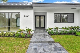 8324 SW 168th Terrace in Palmetto Bay, FL - Building Photo - Building Photo