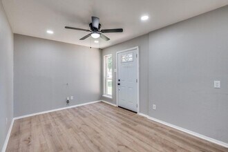 1912 Pelican Dr N, Unit C-309 in Azle, TX - Building Photo - Building Photo