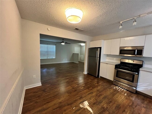 property at 2000 Magnolia Dr