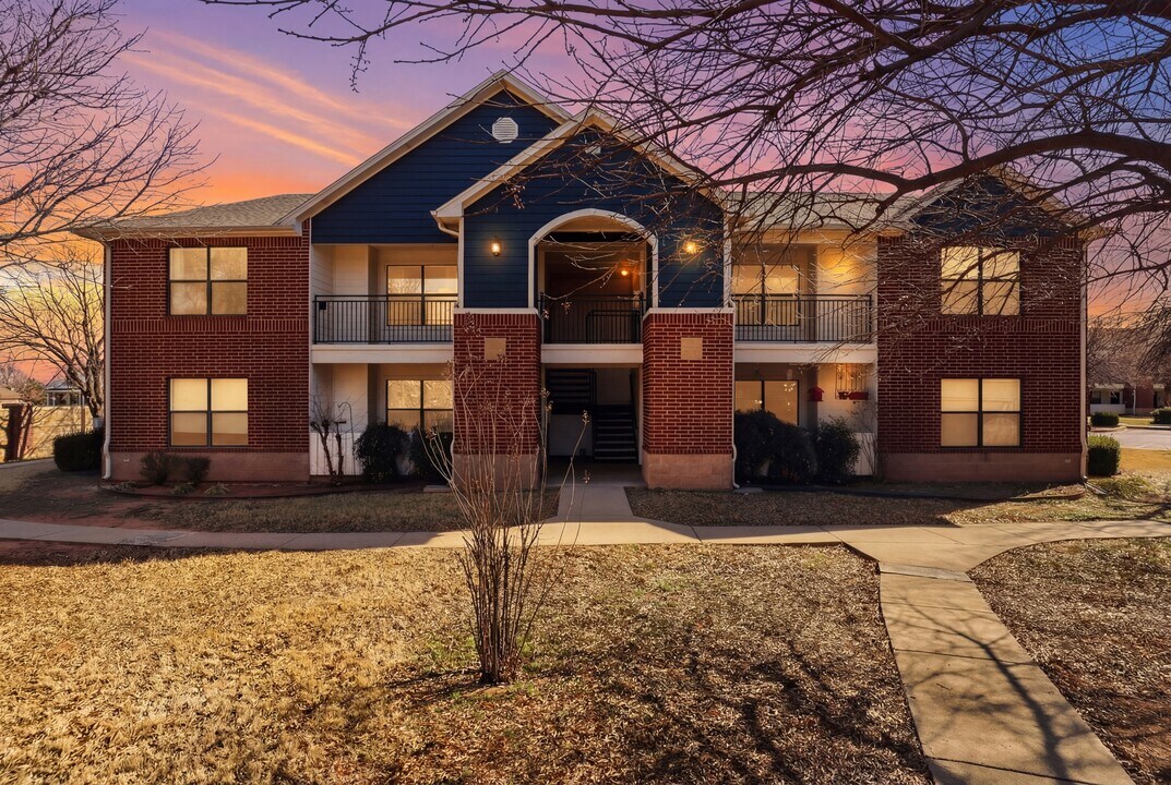 Welcome to Edmond at Twenty500, where luxury meets convenience! in Edmond, OK - Foto de edificio