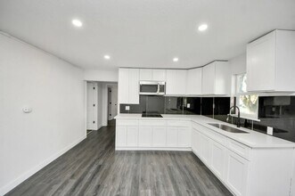 7640 Broadview Dr in Houston, TX - Building Photo - Building Photo