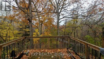 350 Camelot Ct in Oshawa, ON - Building Photo