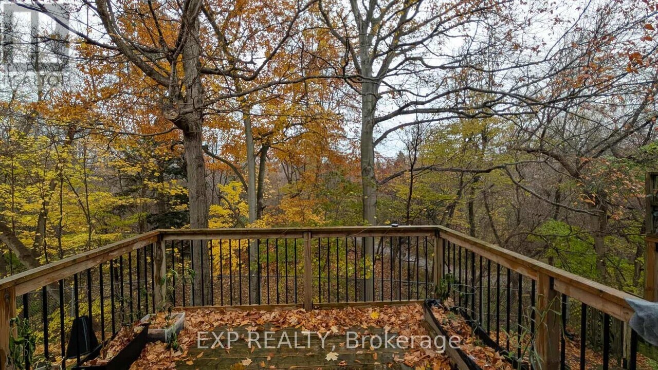 350 Camelot Ct in Oshawa, ON - Building Photo