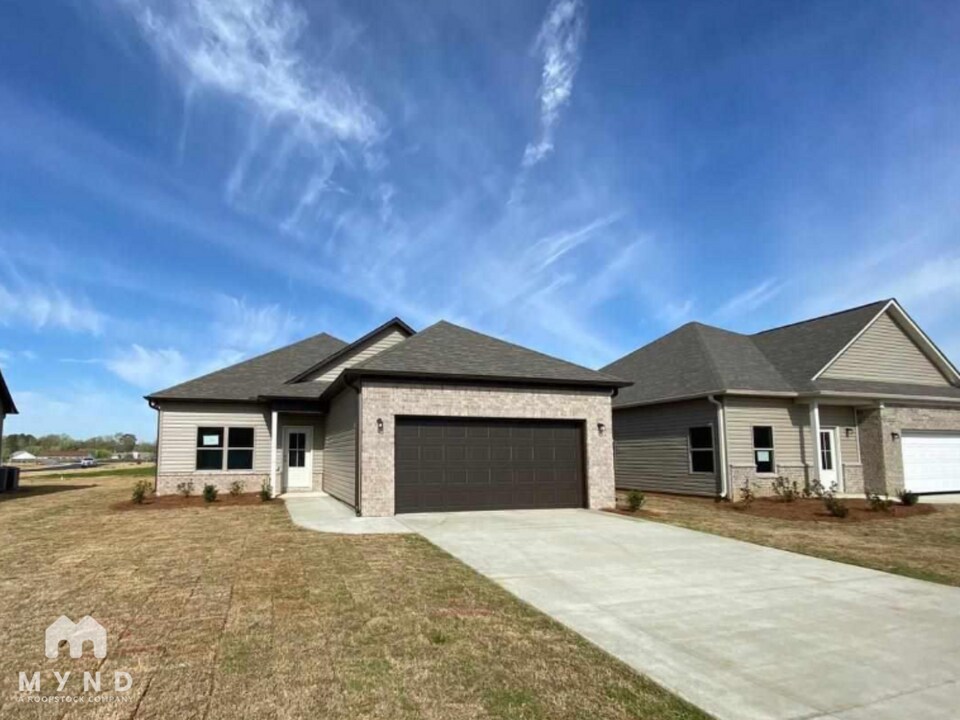 15674 Capstone Blvd in Brookwood, AL - Foto de edificio