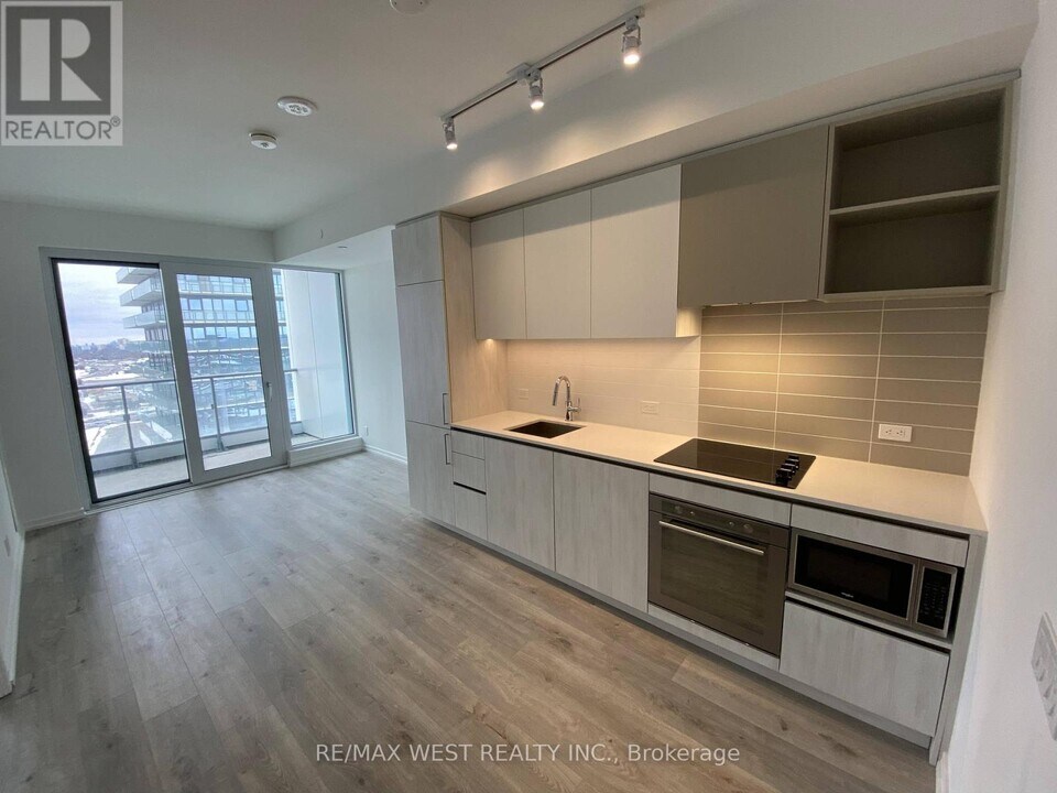 1000-1000 Portage Pkwy in Vaughan, ON - Building Photo