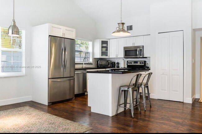 7611 Abbott Ave in Miami Beach, FL - Building Photo - Building Photo