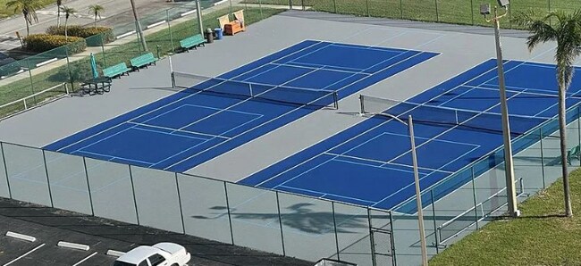 4525 Cove Cir, Unit 304 in St. Petersburg, FL - Foto de edificio - Building Photo