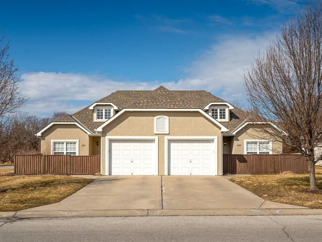 Peregrine Valley Duplexes in Independence, MO - Building Photo - Building Photo