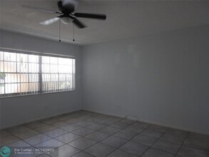 2711 NE 49th St in Fort Lauderdale, FL - Foto de edificio - Building Photo