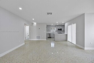 3820 SW 92nd Ave in Miami, FL - Building Photo - Building Photo