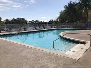 2341 NW 33rd St, Unit 405 in Oakland Park, FL - Foto de edificio - Building Photo