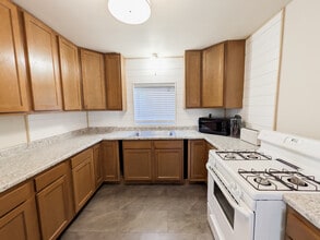 1305 W High St, Unit 2 in Jefferson City, MO - Foto de edificio - Building Photo
