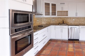 6423 Collins Ave in Miami, FL - Building Photo - Building Photo