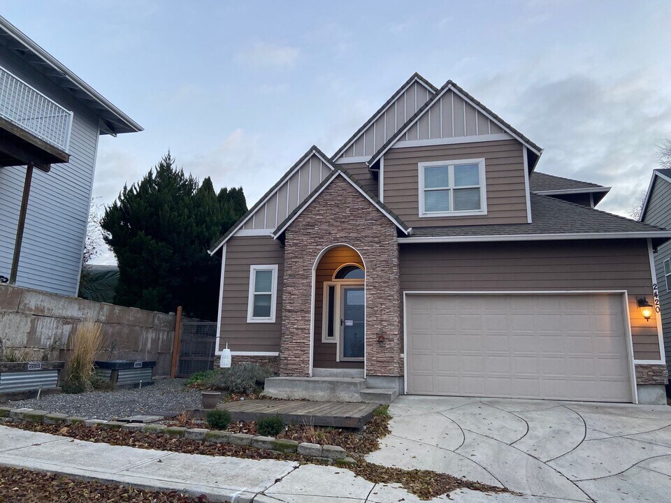 2420 E 13th St in The Dalles, OR - Building Photo