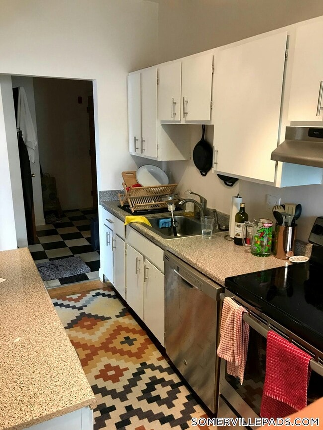 3 Calvin St, Unit 1 in Somerville, MA - Foto de edificio - Building Photo