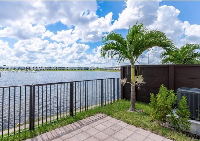 9076 NW 158th St in Miami Lakes, FL - Foto de edificio - Building Photo