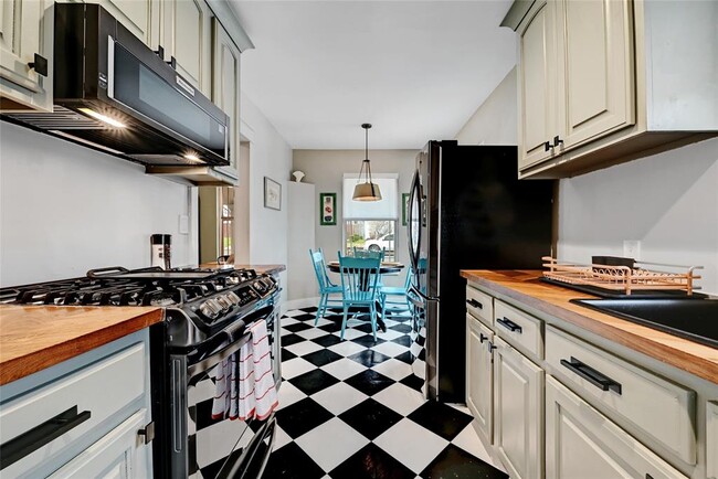 property at 2952 Higgins St