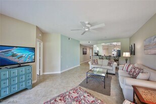 526 Lake Louise Cir in Naples, FL - Building Photo