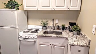 2350 1st Ave N, Unit Cottage Apartment