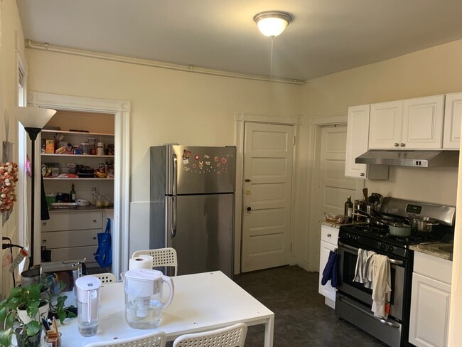 42 Calvin St, Unit 3R in Somerville, MA - Foto de edificio - Building Photo