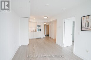 11 Wellesley St W in Toronto, ON - Building Photo