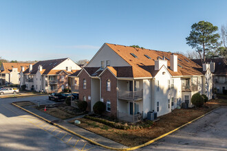 The Arbors in Newport News, VA - Foto de edificio - Building Photo