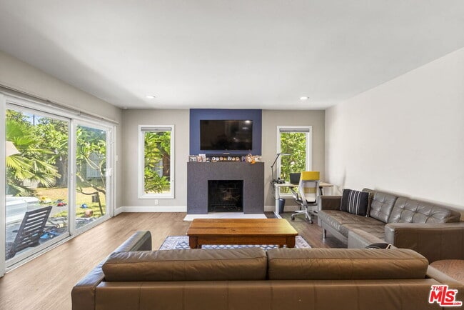14034 Valerio St in Los Angeles, CA - Building Photo - Building Photo
