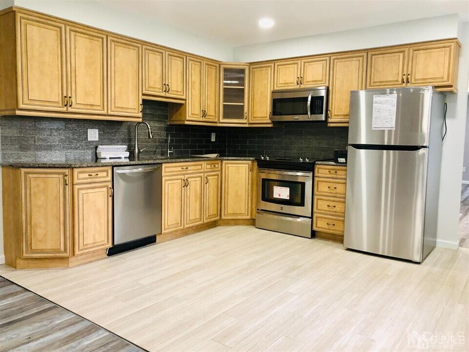 16 Holly Ln in Piscataway, NJ - Building Photo