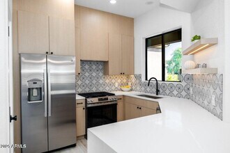 7027 N Scottsdale Rd in Paradise Valley, AZ - Building Photo - Building Photo