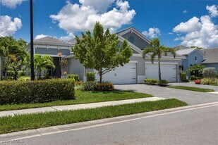 2401 Ariane Dr in Naples, FL - Building Photo