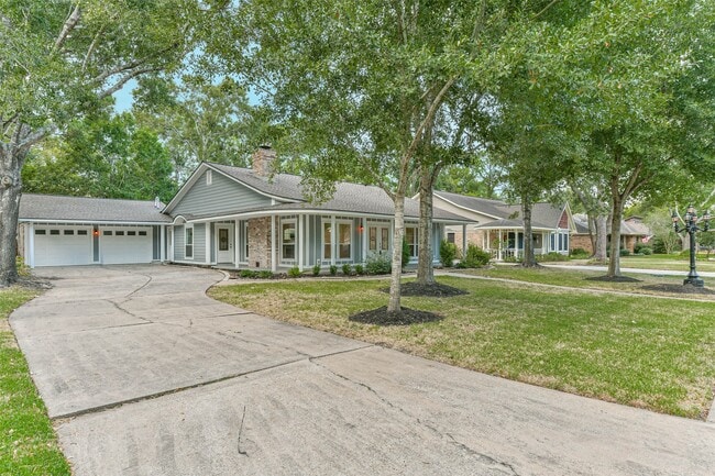 605 Kings Ct in Dickinson, TX - Building Photo - Building Photo