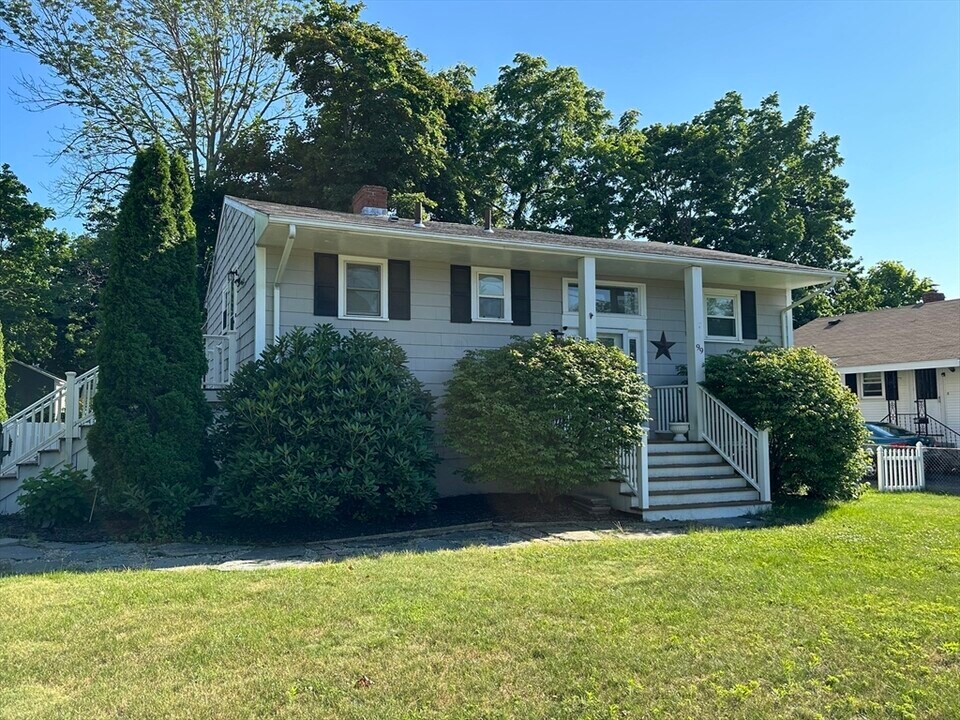 101 Bolivar St in Canton, MA - Building Photo