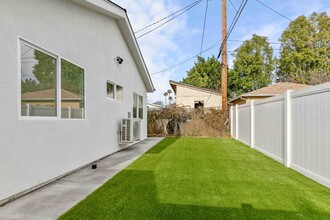 7918 Amestoy Ave in Van Nuys, CA - Foto de edificio - Building Photo