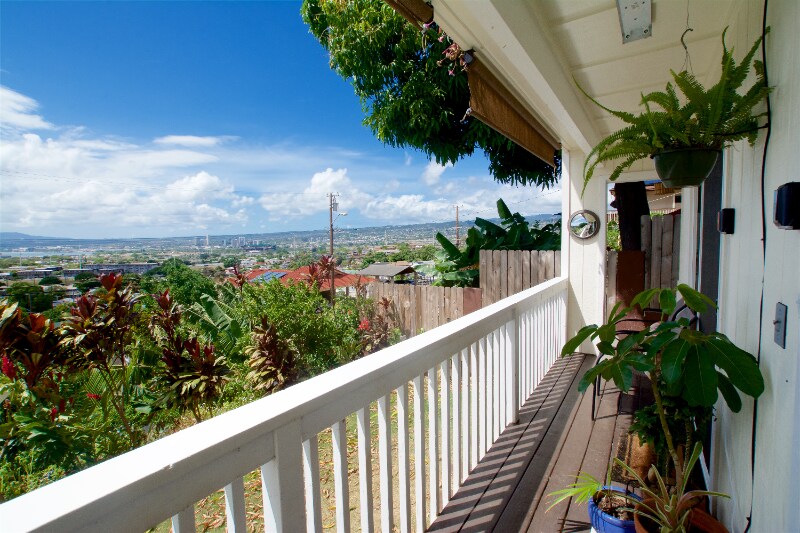 1303 Wanaka St in Honolulu, HI - Building Photo