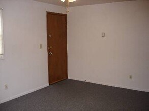 126 7th St NW-Unit -Apt 6 in North Canton, OH - Foto de edificio - Building Photo