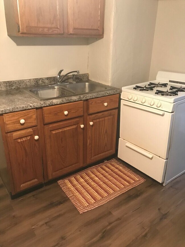 1108 Farlow Ave-Unit -Basement in Rapid City, SD - Foto de edificio - Building Photo