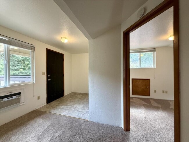 8290 Rogue River Hwy in Grants Pass, OR - Building Photo - Building Photo