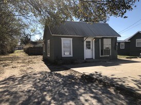 140 E Morris St in Rhome, TX - Building Photo