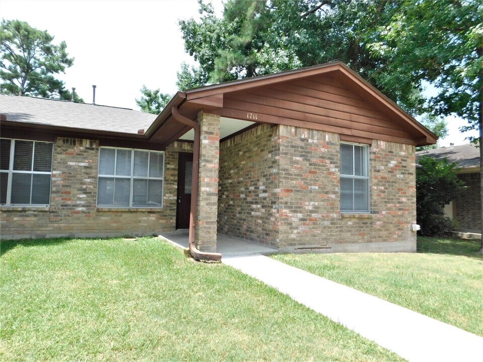 1711 Hazelwood St in Conroe, TX - Building Photo