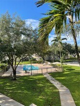 6135 NW 186th St in Hialeah, FL - Foto de edificio - Building Photo